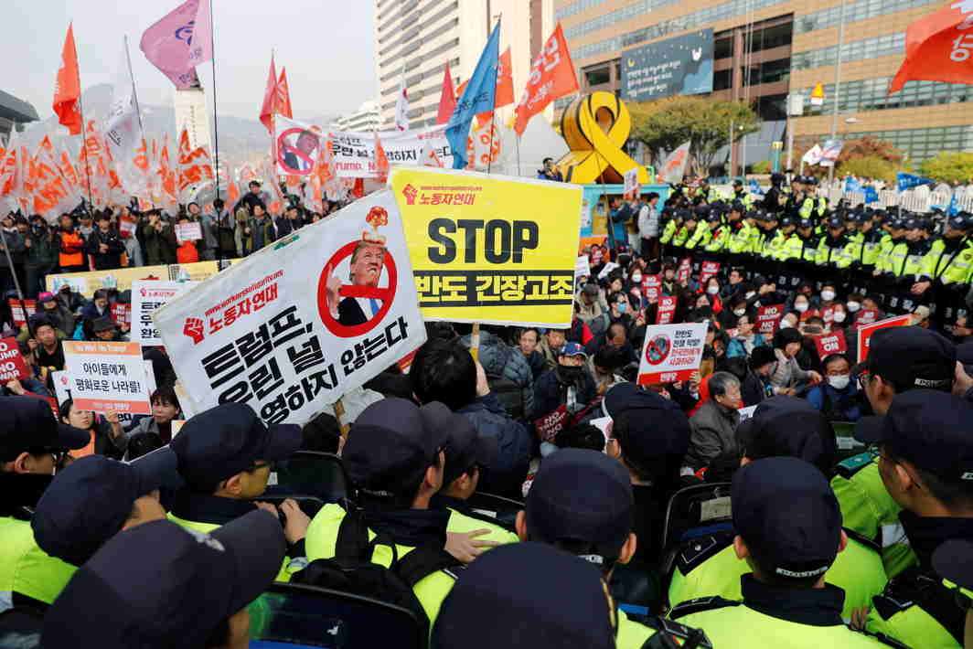 UNPOPULAR PRESIDENT: Police surround protesters against US President Donald Trump who are waiting for his motorcade to pass by in central Seoul, South Korea, Reuters/UNI