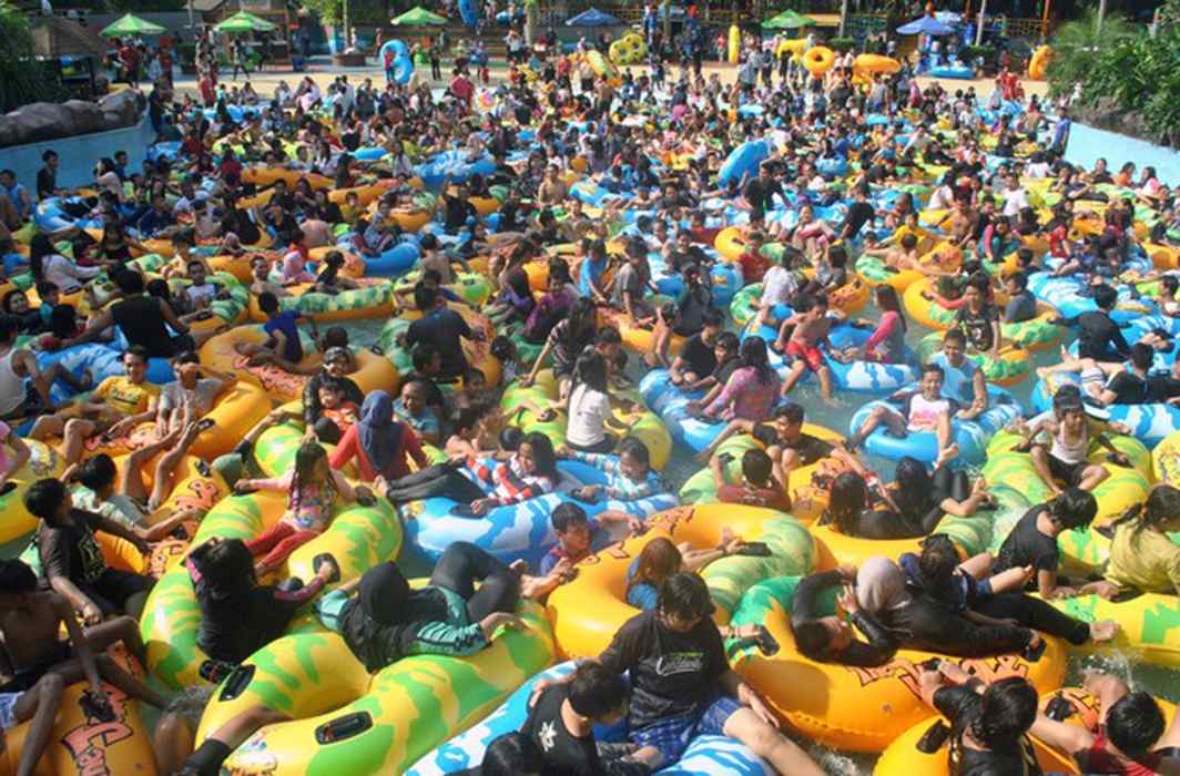 FUN TIME: Visitors play in a crowded pool during New Year Day holiday at The Jungle Waterpark in Bogor, Indonesia, Reuters/UNI