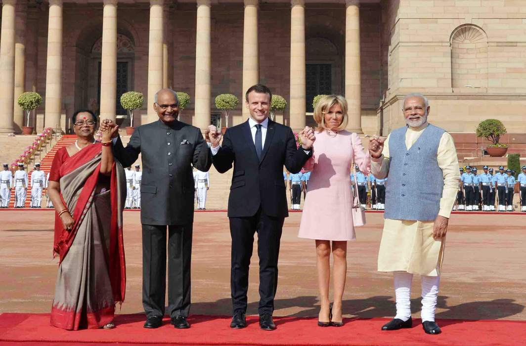 SHOW OF FRIENDSHIP: French President Emmanuel Macron (centre), his wife Brigitte Macron (second right) President Ramnath Kovind (second left) his wife Savita Kovind (left) and Prime Minister Narendra Modi hold hands during Macron’s ceremonial reception at Rashtrapati Bhavan, in New Delhi, UNI