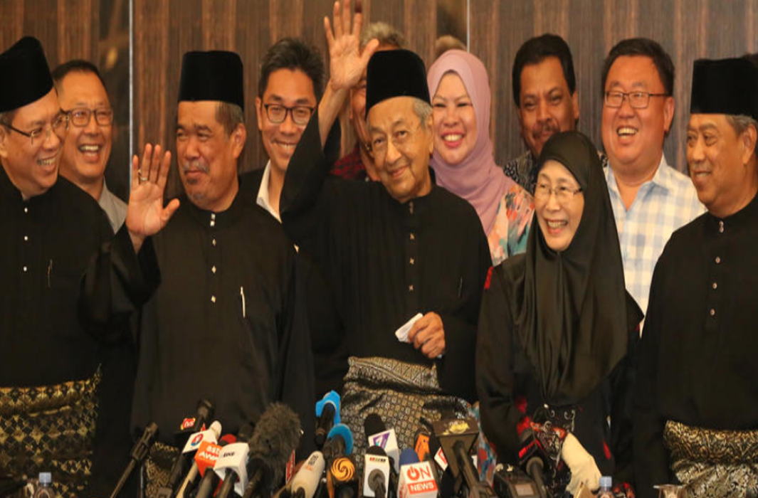 Outgoing Malaysian PM barred to travel abroad