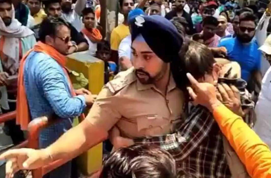 Lone cop takes on Hindutva lynch mob, saves Muslim man