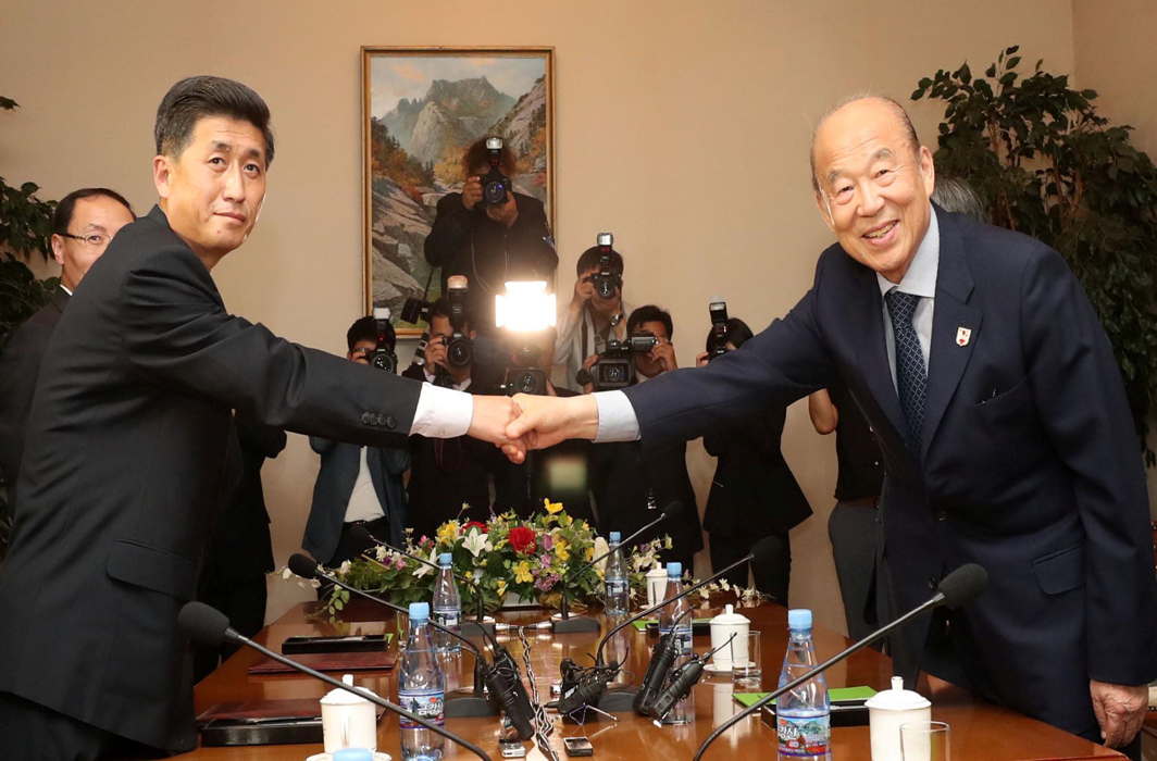 South Korea's delegation leader Park Kyung-seo, head of the Korean Red Cross, and North Korea's delegation leader Pak Yong-il, vice-chairman of the Committee for the Peaceful Reunification of the Country, shake hands during their meeting at a hotel on Mount Kumgang, North Korea, Reuters/UNI