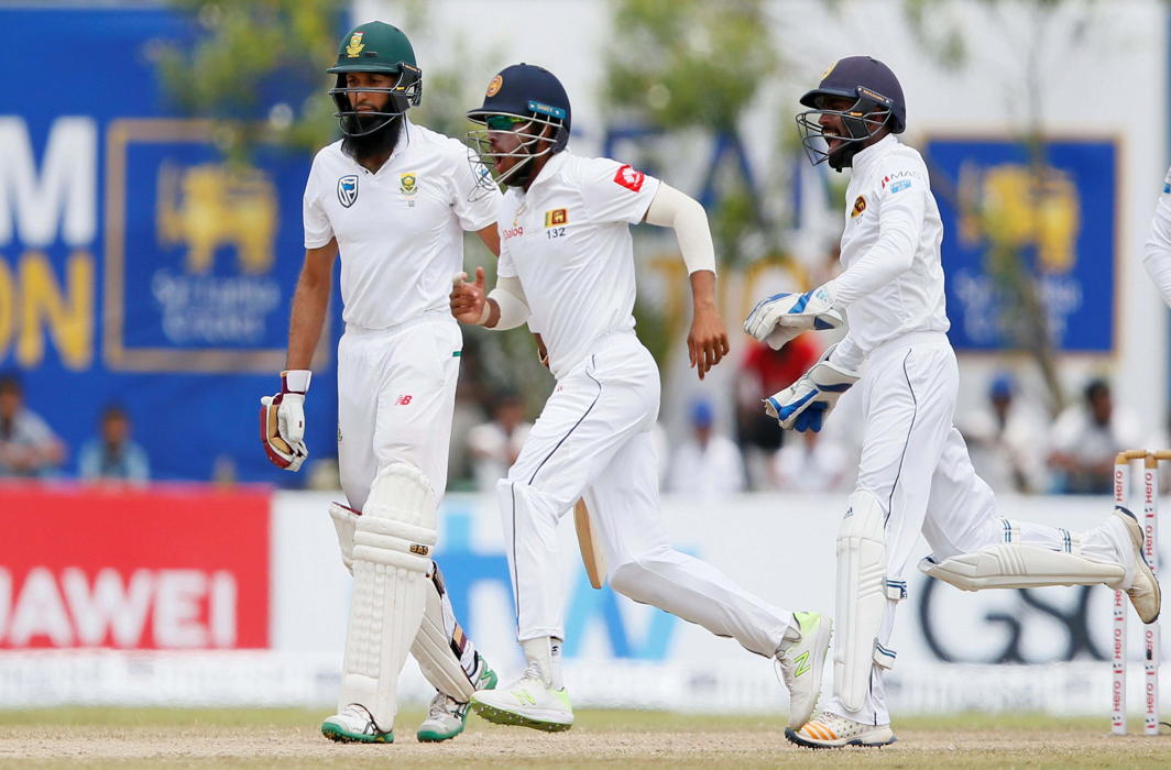 Sri Lanka's Niroshan Dickwella (R) and Kusal Mendis celebrate the dismissal of South Africa's Hashim Amla furing the first South Africa vs Sri Lanka Test in Galle, Reuters/UNI