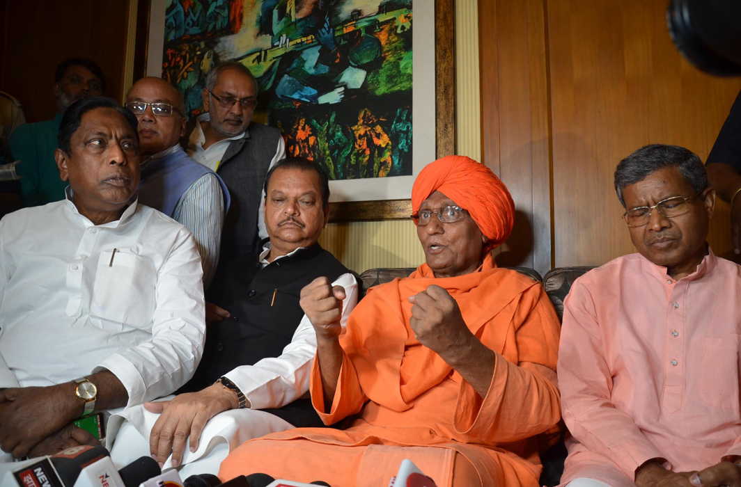 Social activist Swami Agnivesh with senior Congress leader Subodh Kant Sahay, former Jharkhand Chief Minister Babulal Marandi, Former Jharkhand Assembly Speaker Alamgir Alam and other opposition party leaders at a press conference in Ranchi, UNI