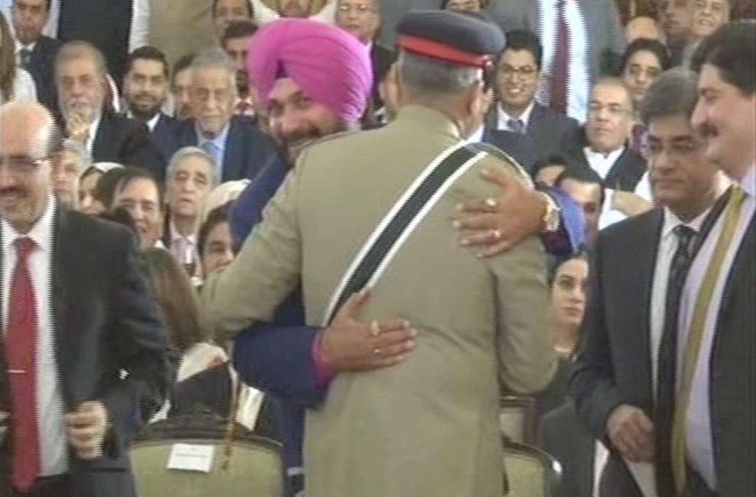 Imran Khan, India’s War veterans back Sidhu against jingoist attack on hug to Pak army chief