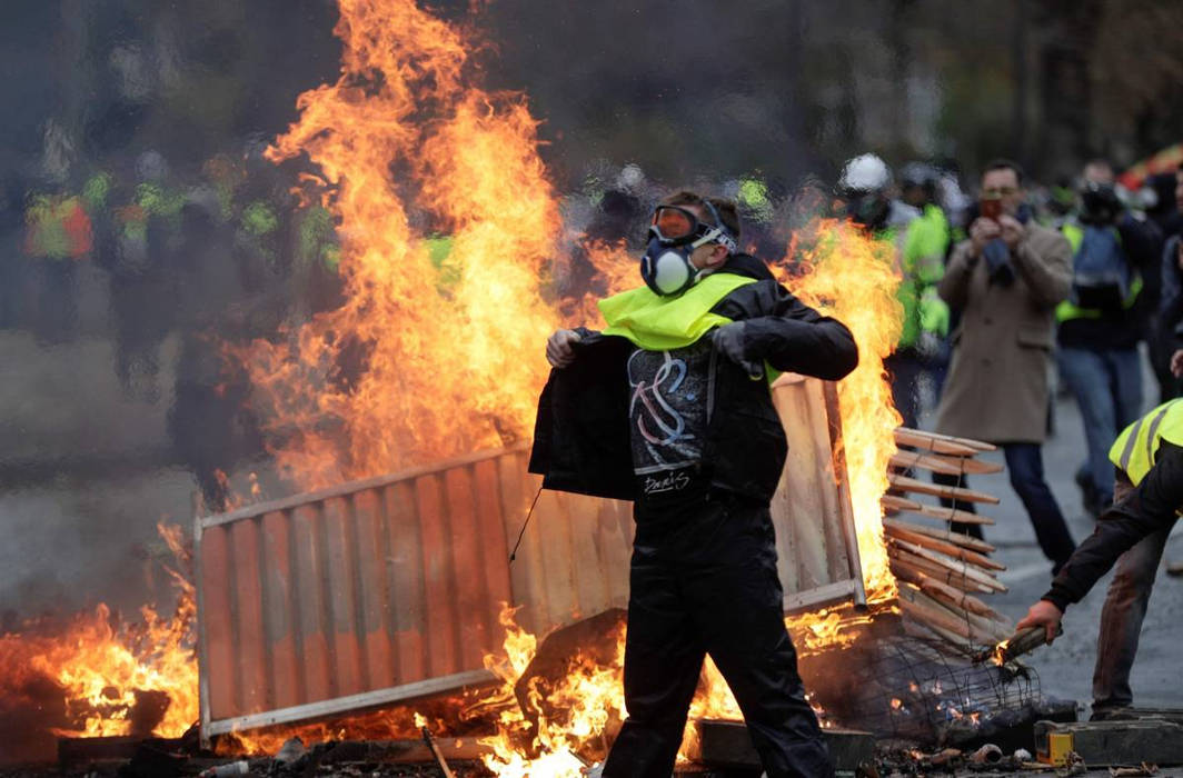Paris on High Alert as ‘Yellow Vest’ protesters create mayhem, force city to shut down