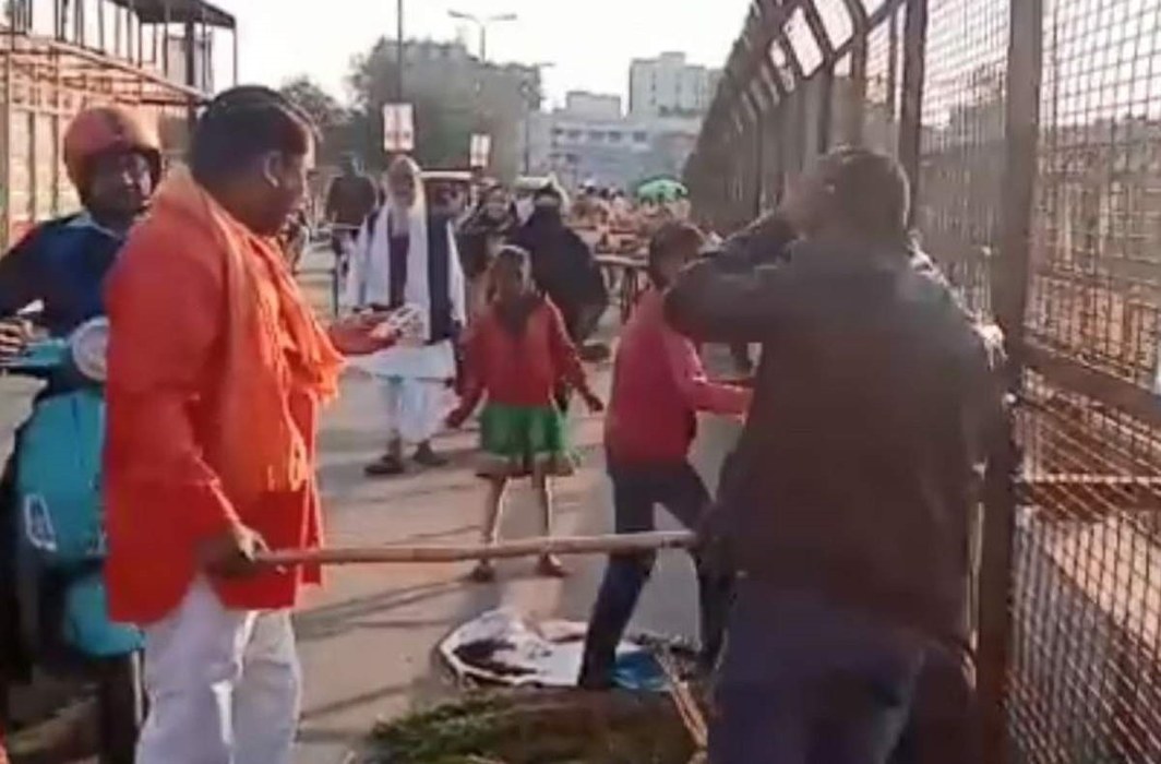 Group of men from Hindutva outfits attacked two Kashmiri vendors in Lucknow