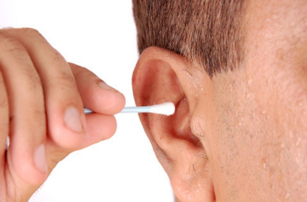 Man suffers from skull infection after cleaning his ear with ear buds