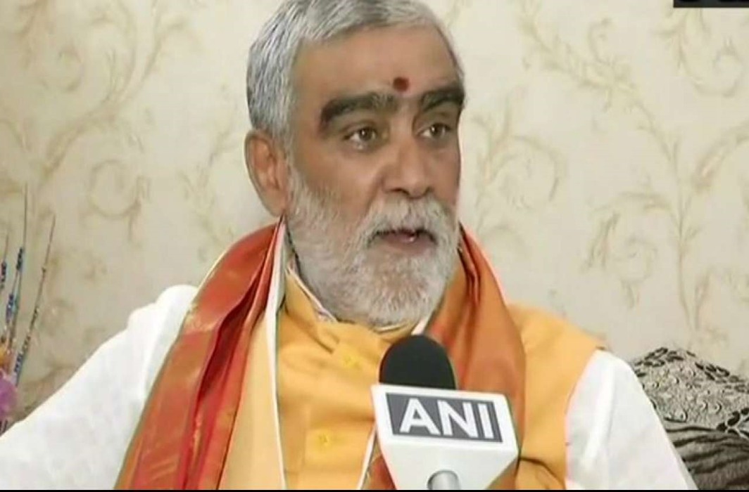 BJP leader Ashwini Choubey misbehaves with government officials after alleged MCC violation