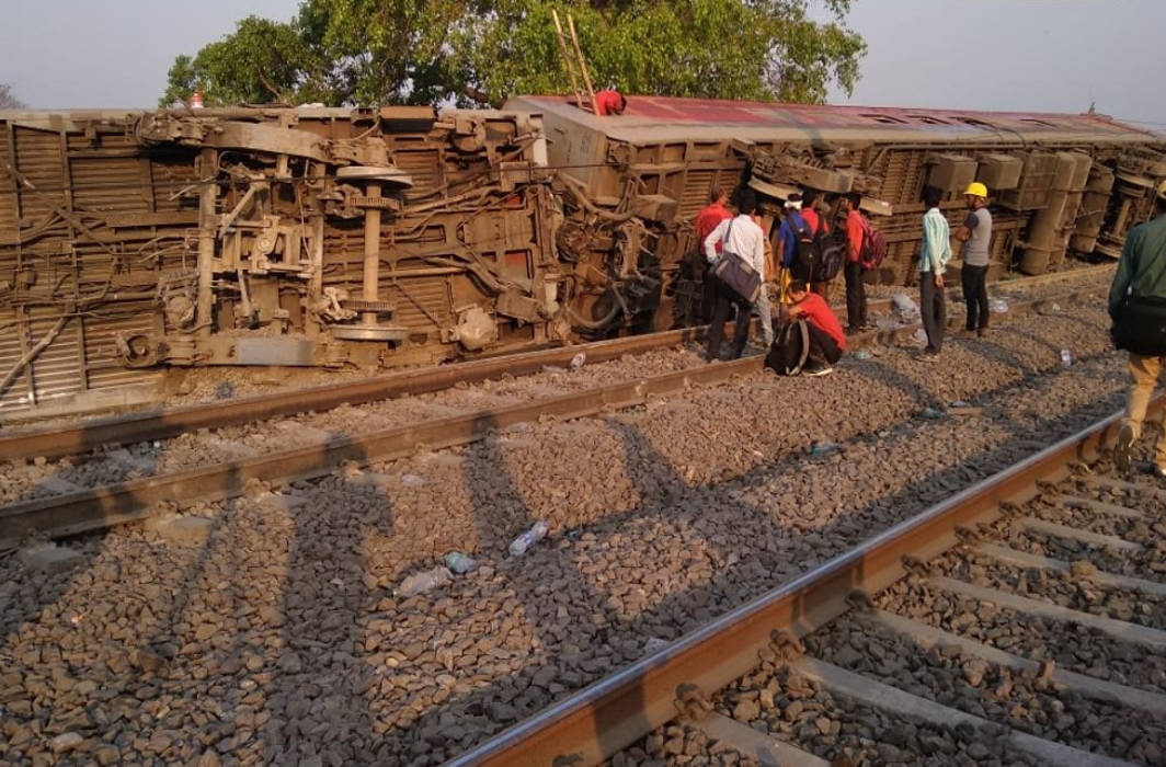 Howrah-New Delhi Poorva Express derails near Kanpur, 14 injured