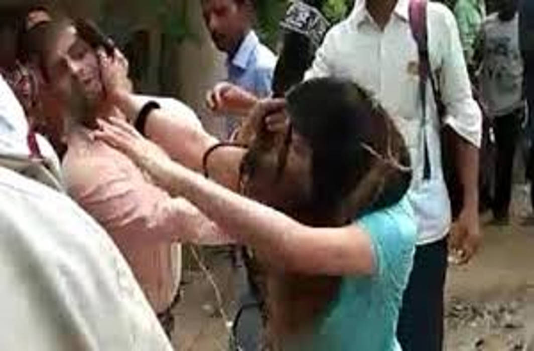 A lady chartered accountant drags cop on car: Beats up journalist