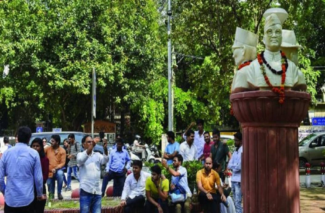 DUSU removes busts from campus: demands stringent action against those that blackened the busts