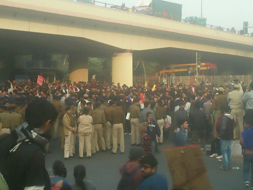 Protesting JNU students lathi-charged on their way to Rashtrapati Bhavan