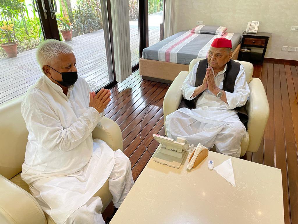 Lalu Yadav meets Mulayam Singh Yadav