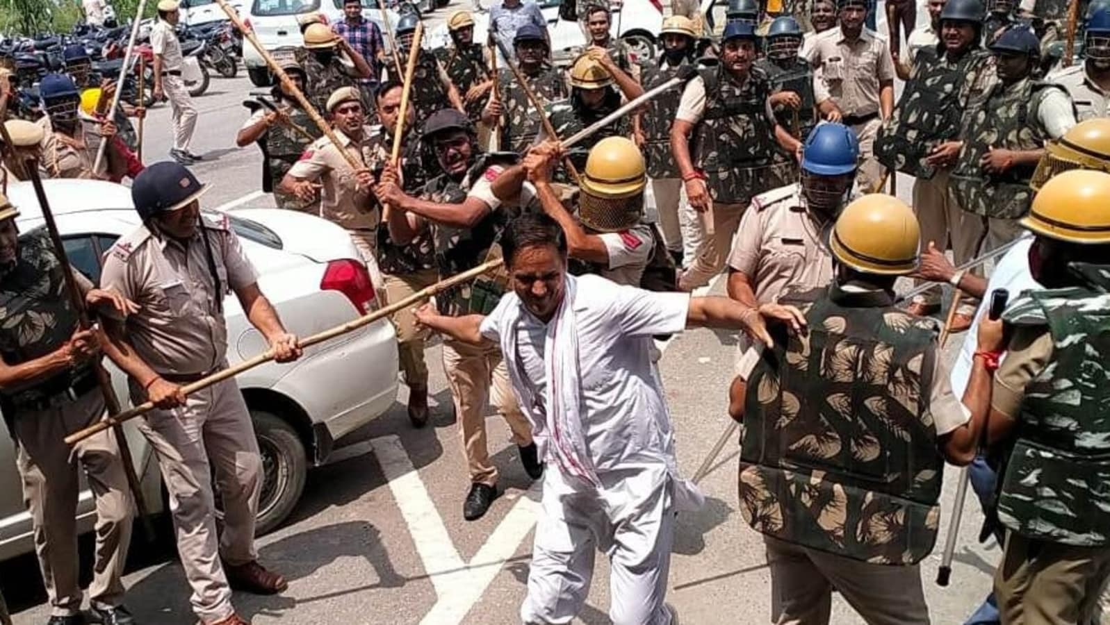 Police lathi-charge on farmers in Karnal