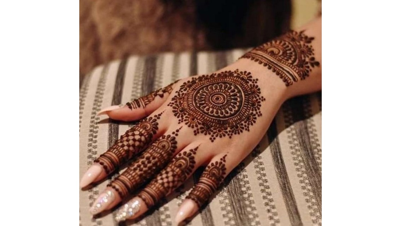 Which are simple and beautiful backhand mehndi designs? - Quora