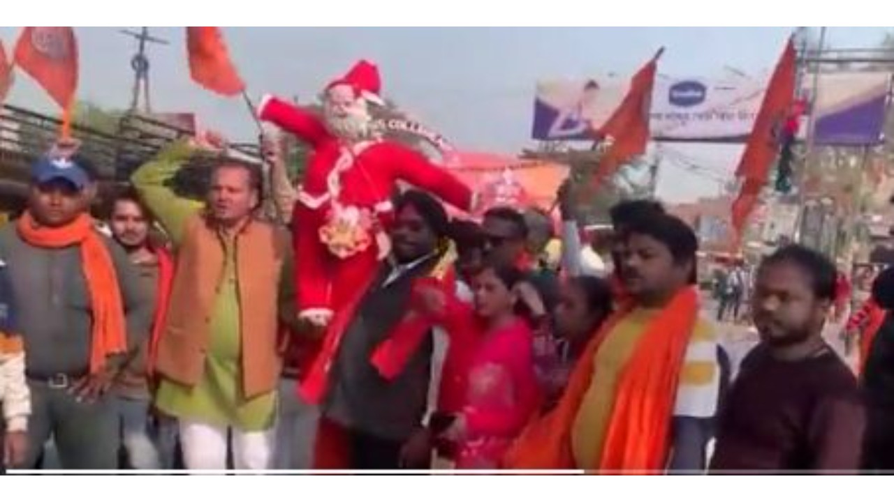 Bajrang Dal activists burn effigy of Santa Claus in Agra on Christmas day