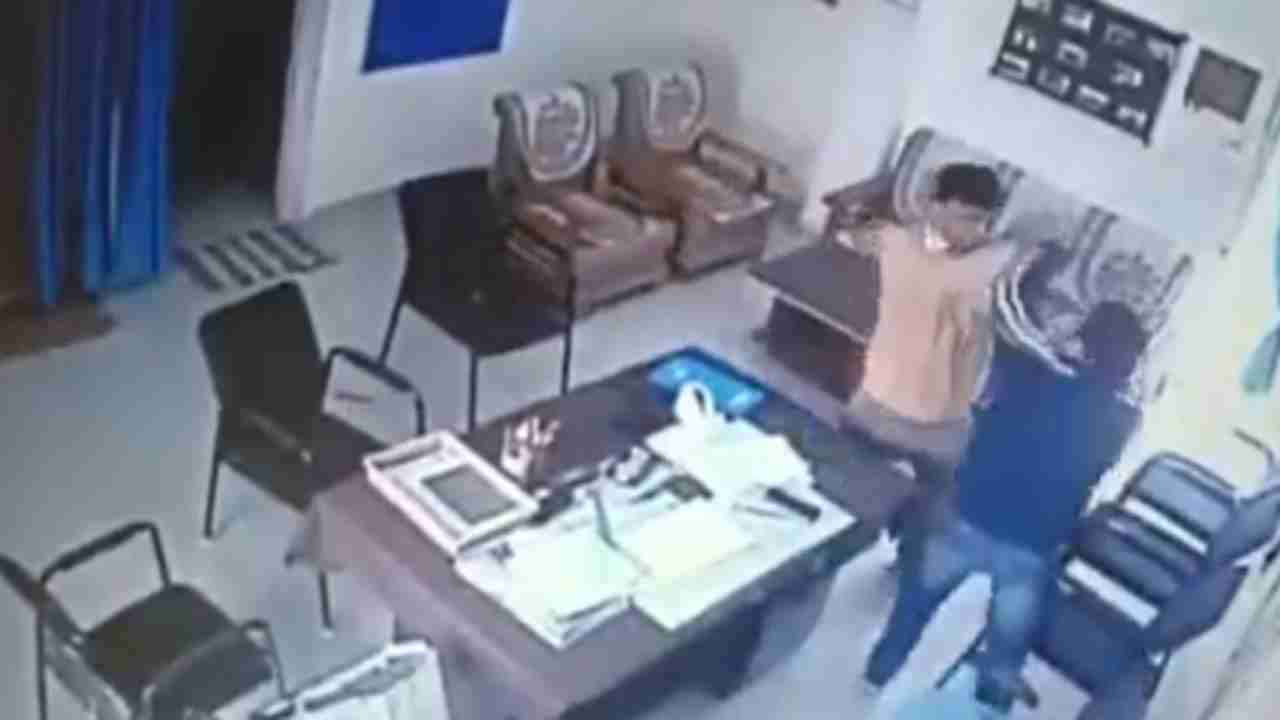 Professor beats up principal inside his office in Madhya Pradesh college,  video surfaces online | WATCH
