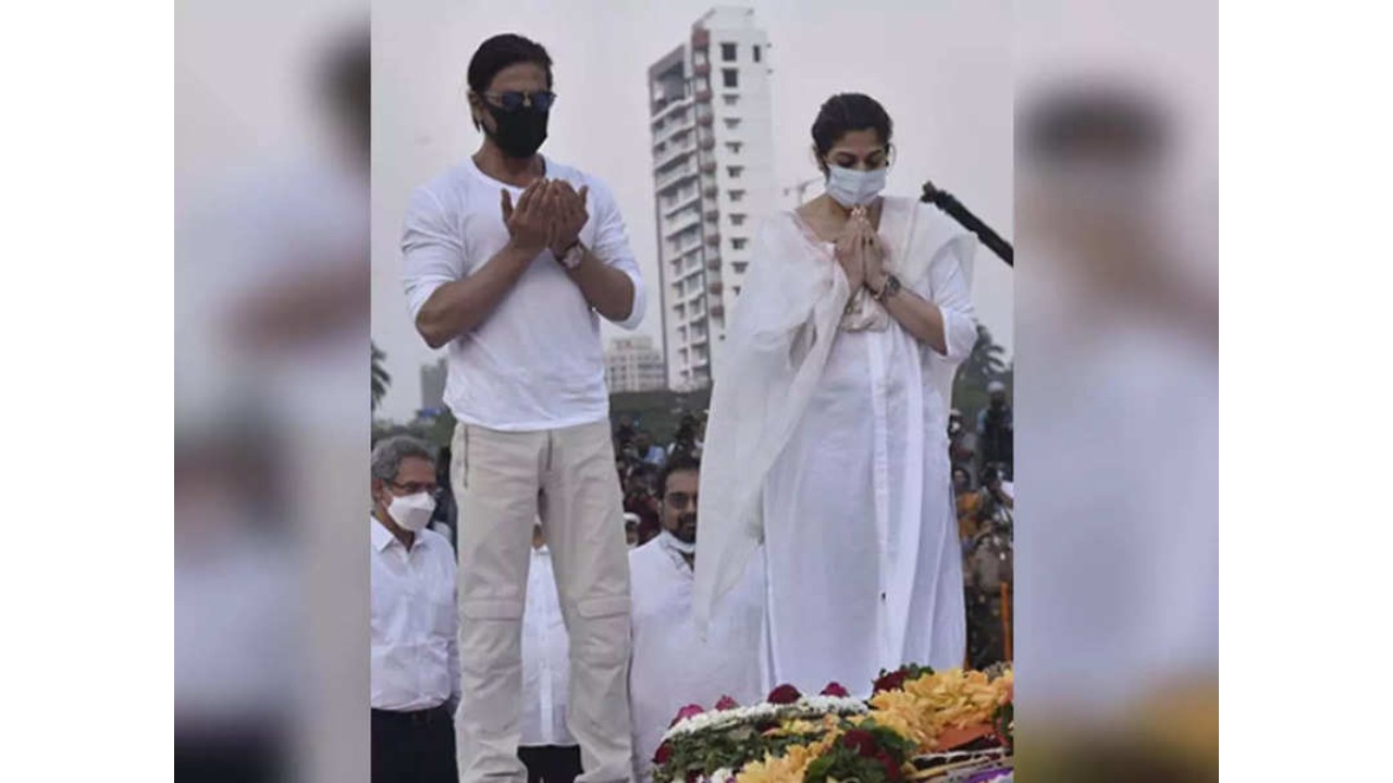 Shah Rukh Khan reciting dua at Lata Mangeshkar's funeral makes Internet emotional, fans say no hate can conquer this
