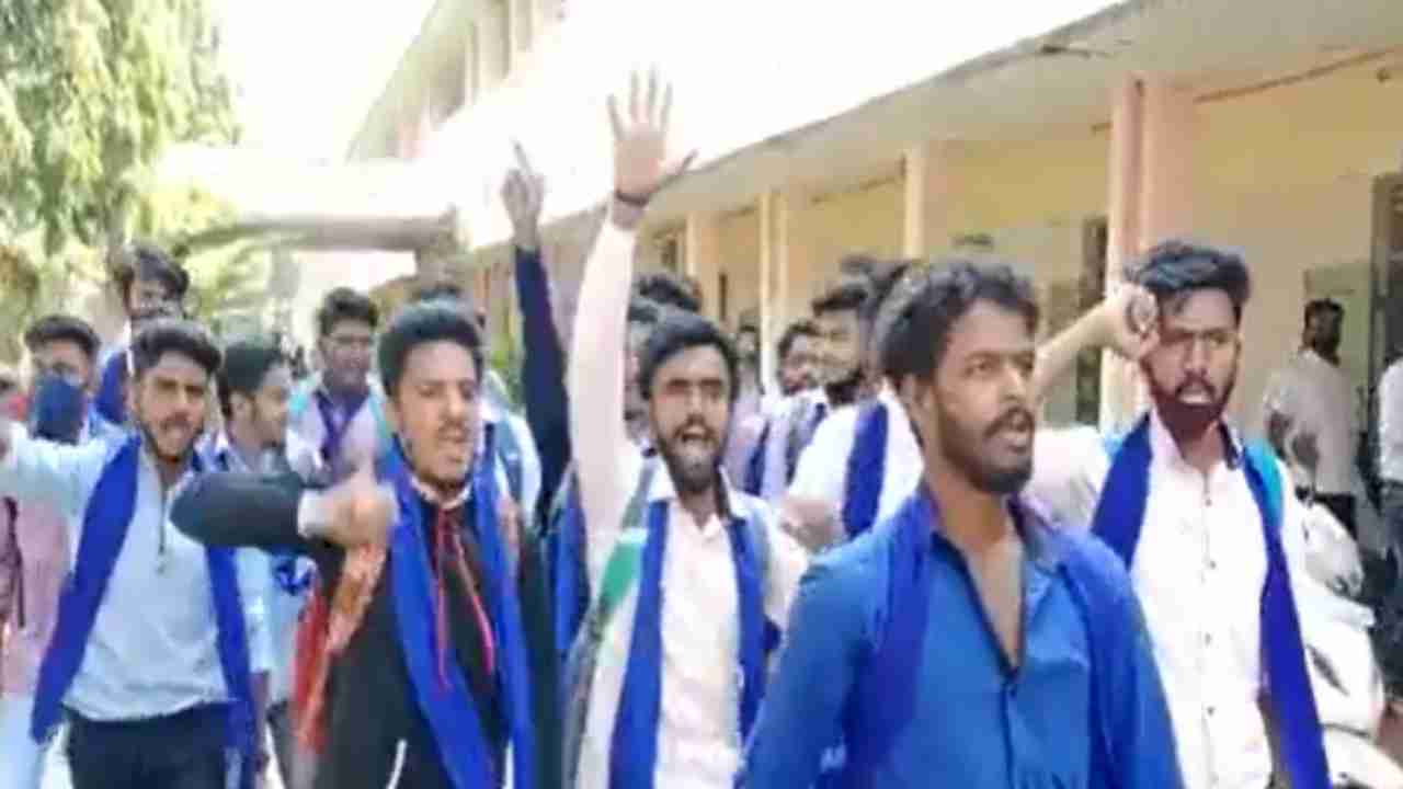 Karnataka Hijab row: Students don blue shawls to college, raise slogans in support of hijab| WATCH