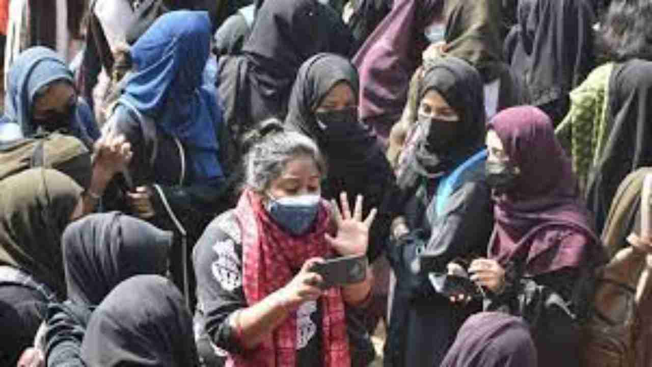Karnataka hijab row: School administration asks Muslim teacher to remove hijab outside gate | WATCH