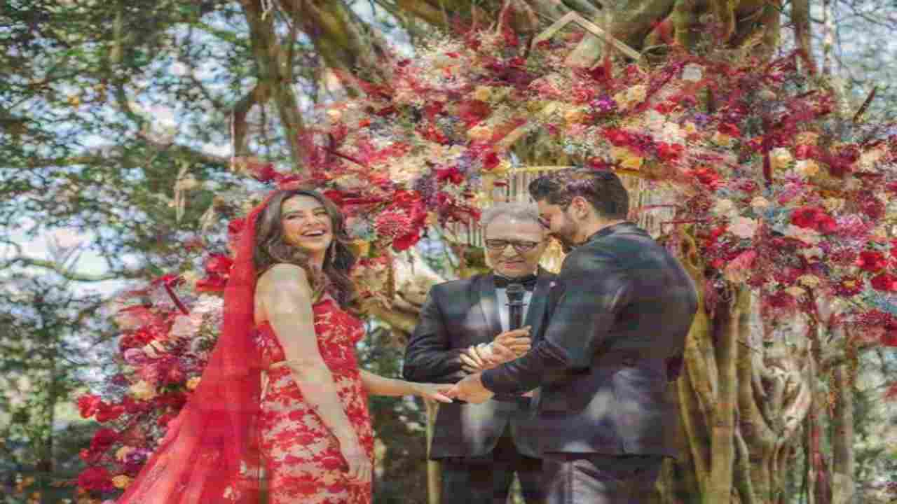 In pShibani Dandekar's official wedding photo