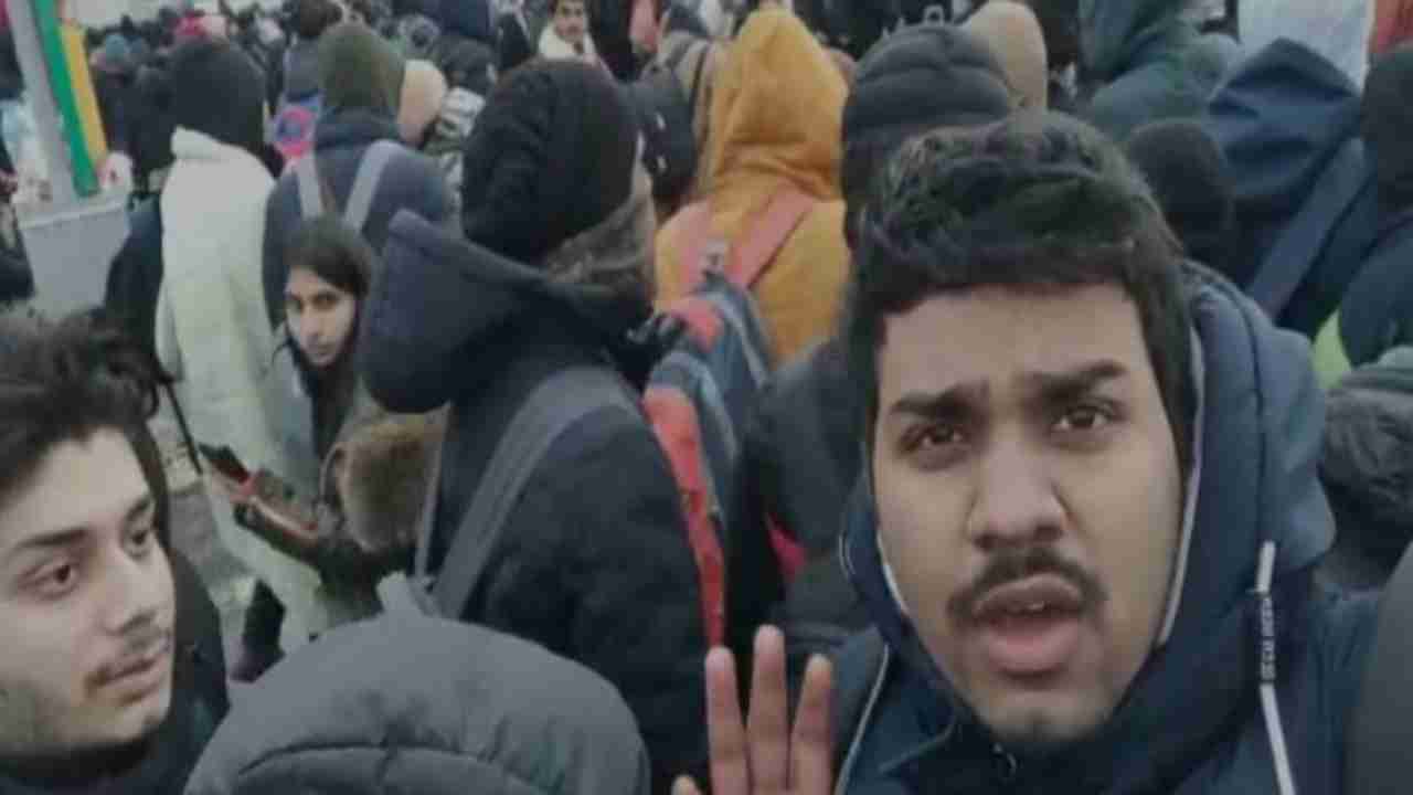 Russia-Ukraine Conflict: Indian students stand in long queue without food, toilet at Ukraine border | WATCH
