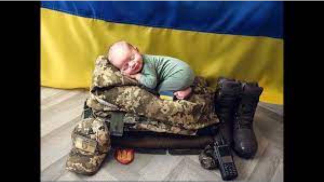 Russia Ukraine War: Heartbreaking photo of baby sleeping on military uniform goes viral, Tweeple pray for safe return of his parents