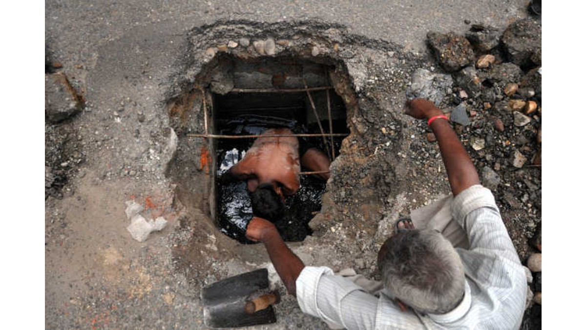 Lucknow: Sanitation workers die after being forced by supervisor to enter sewer | Watch