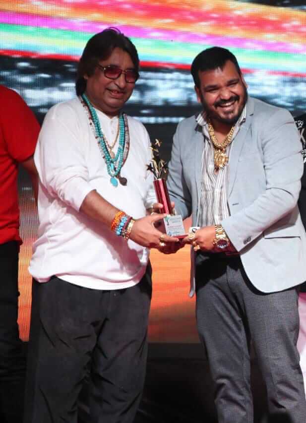 Business icon Rupesh R Pandey gets Businessman of the Year award