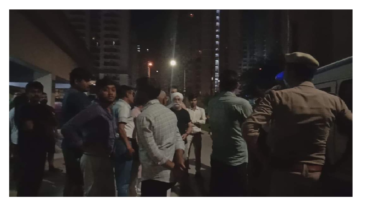 mob attacks journalist in noida