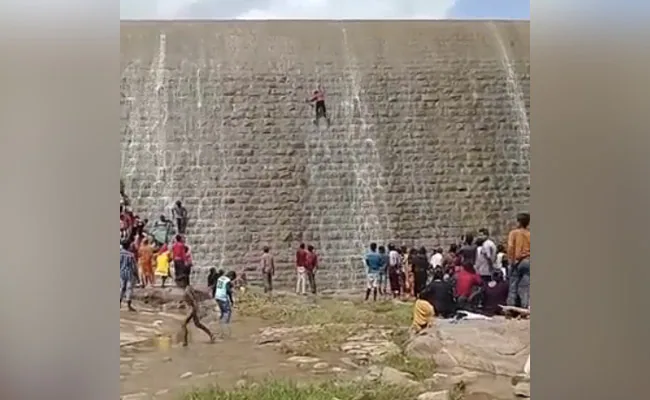 Karnataka man climbs Srinivasa Sagara dam