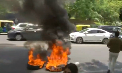 congress leaders burn tyres outside ED office