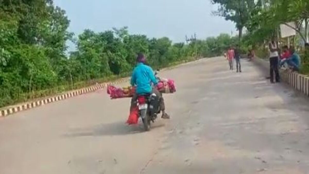 son carrying mother’s dead body on bike