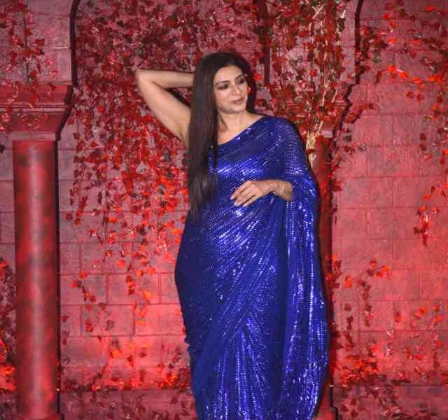 tabu-looked-glorious-in-the-blue-sequinned-saree-5450971653751941 (1)
