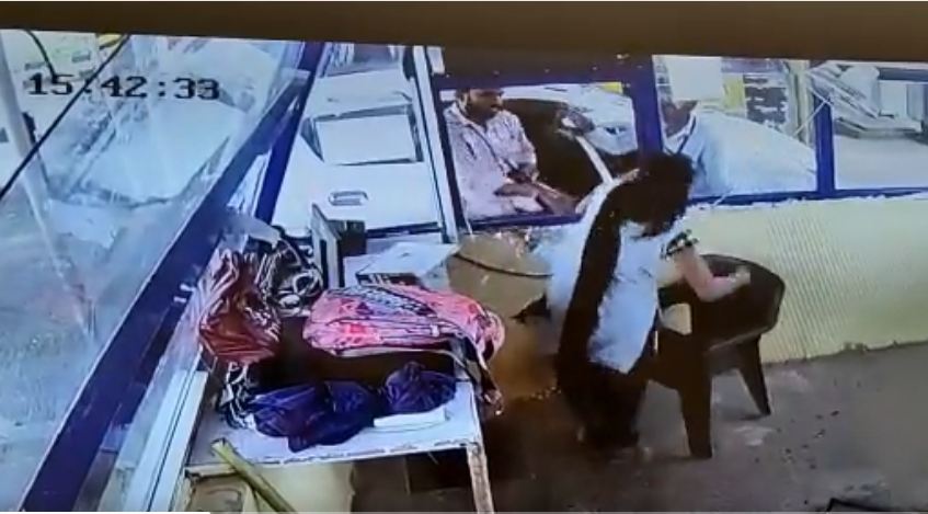 Man slaps woman toll plaza employee