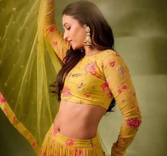 srinidhi-shetty-yellow-dress-hd-wallpaper