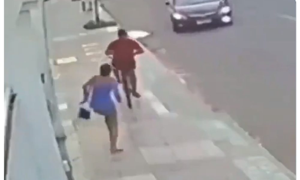 Viral: Phone-snatcher thrashed by passersby in relay beating | WATCH