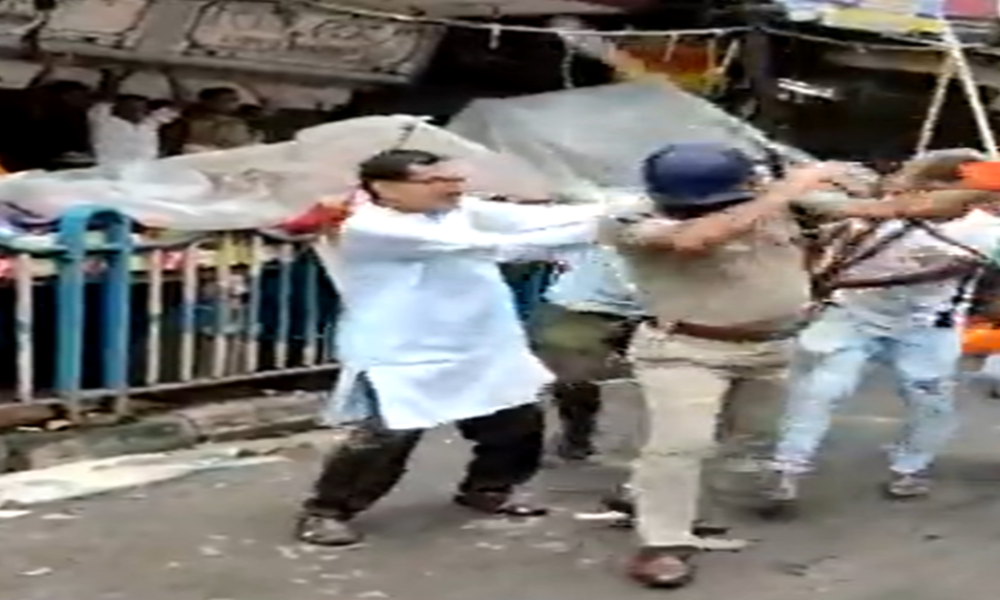 Mob attacks assistant commissioner of police in Kolkata