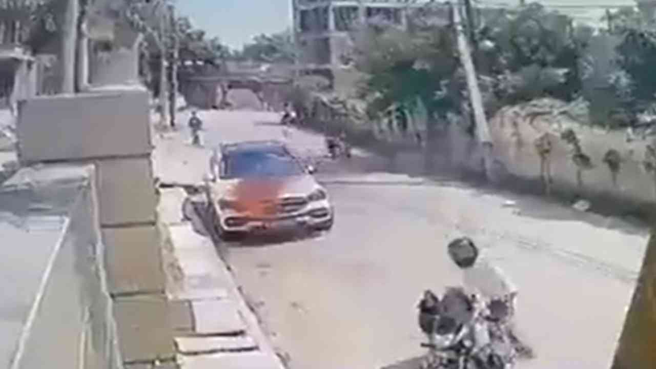 Noida man sets Mercedes on fire