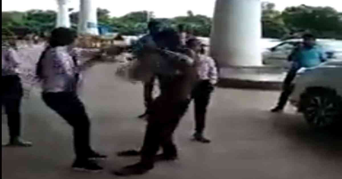women beat driver at Raipur Airport