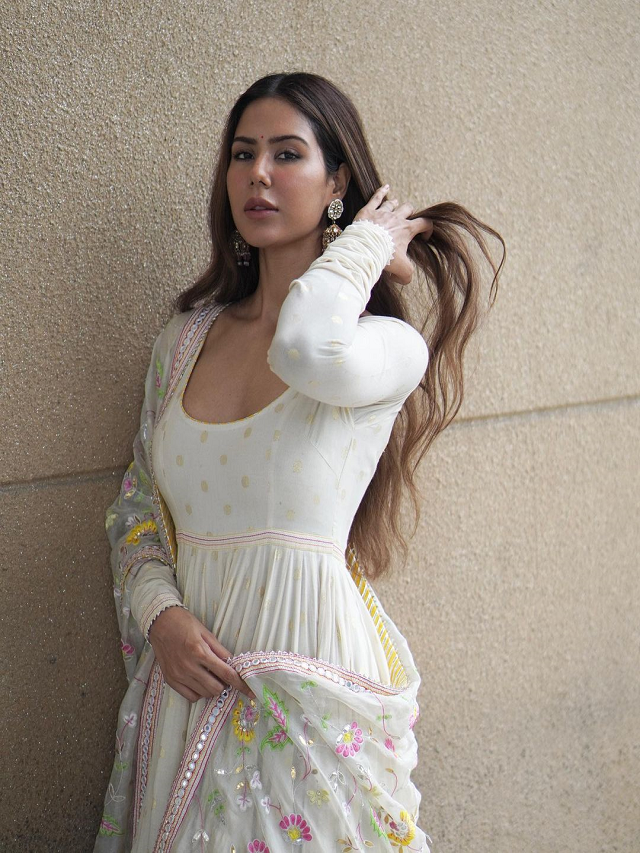 Sonam Bajwa raises temperature in traditional look