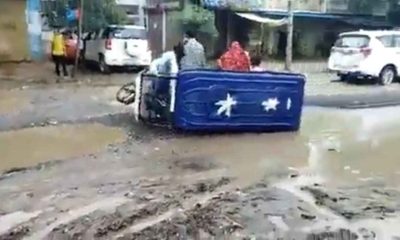 e-rickshaw overturns