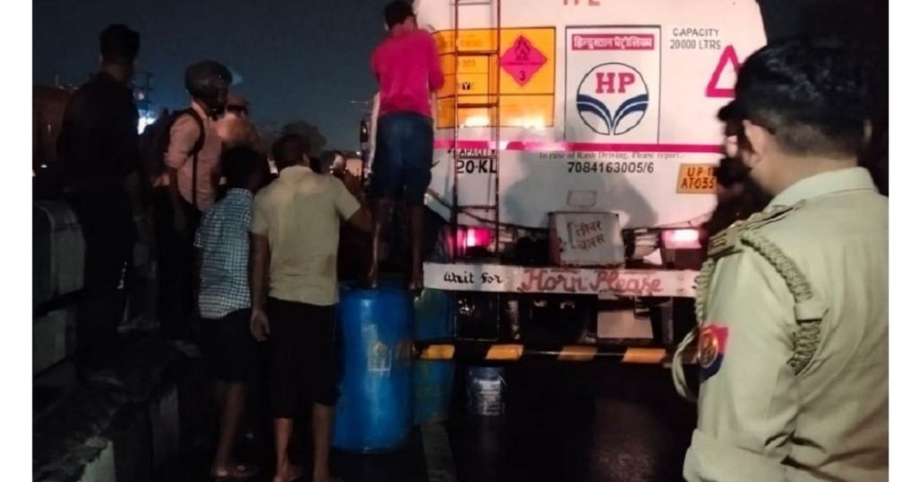 Kanpur: Diesel tanker explodes after collision on Gujaini Highway, people fill buckets, loot over 500 litre of fuel