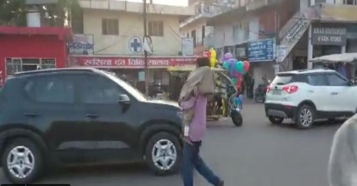 madhya pradesh man carries body of four year old niece on shoulder