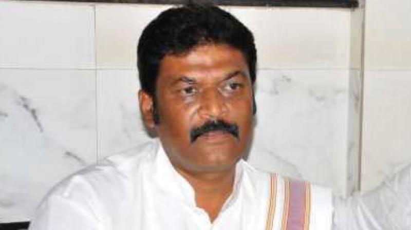 karnataka minister anand singh  lands in soup after giving expensive diwali gifts to civic body members