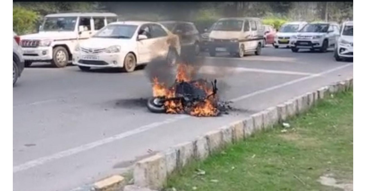 delivery boy s electric scooter catches fire in noida  he jumps from moving vehicle to save his life