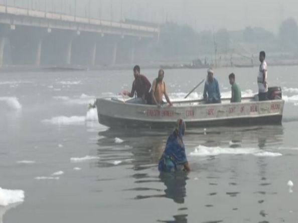 chhath puja 2022  delhi jal board officials spray chemicals in yamuna to kill the toxic foam