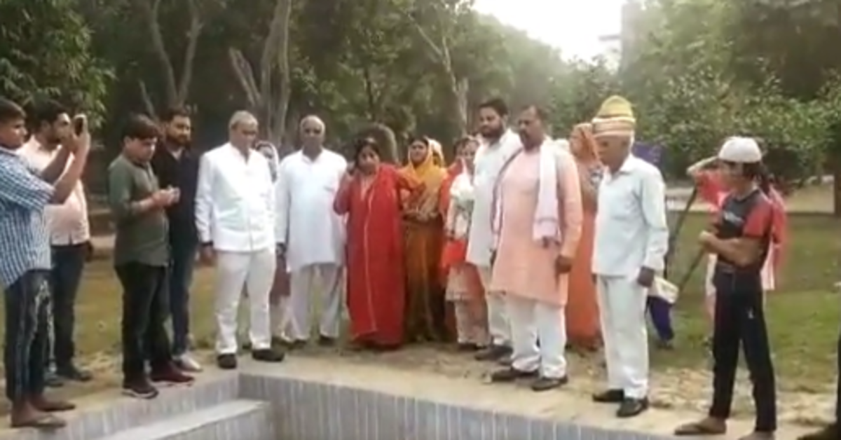 ghaziabad mayor blasts officials after seeing the chhath puja kund dry  video goes viral   watch