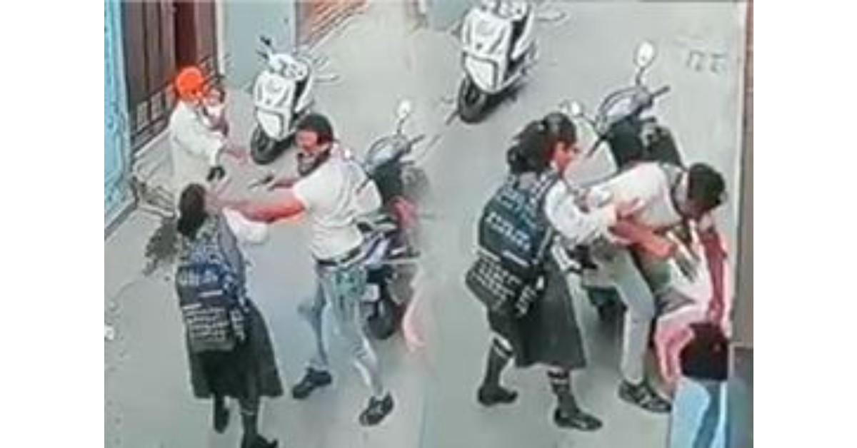 Caught on Camera: Schoolgirl fights man snatching chain from woman at gunpoint in Punjab's Tarn Taran | WATCH